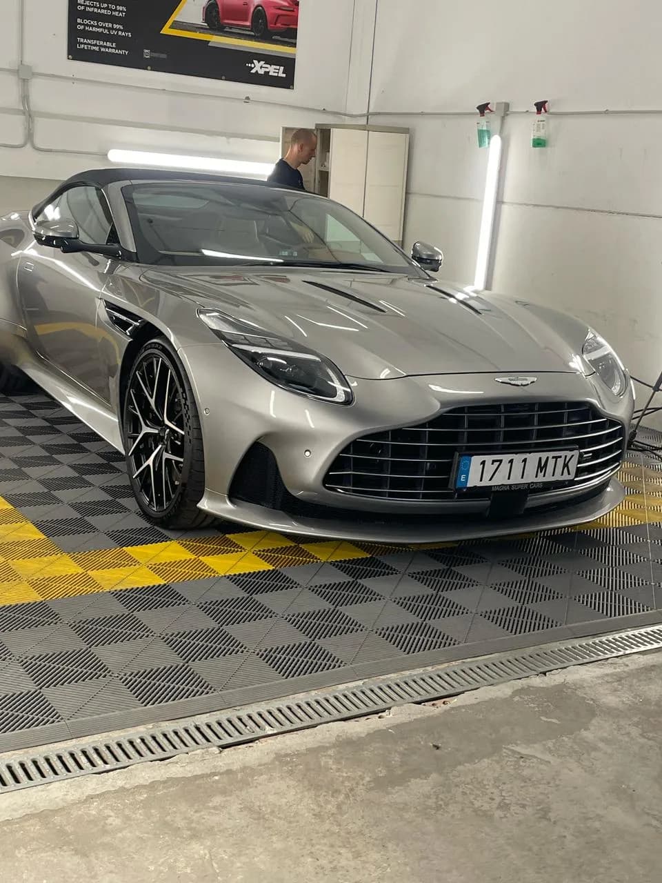 Aston Martin DB11